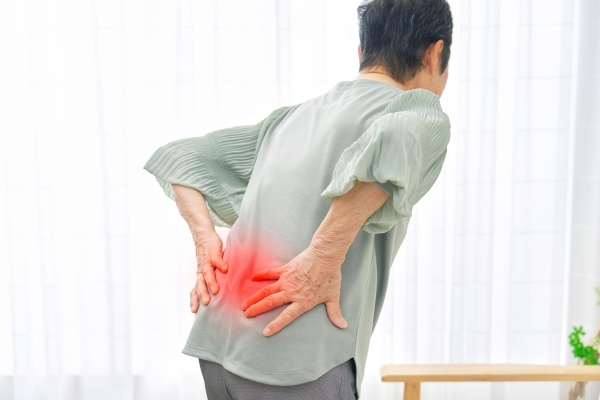 Dấu hiệu cảnh báo lão hóa xương khớp ở người cao tuổi ktira
