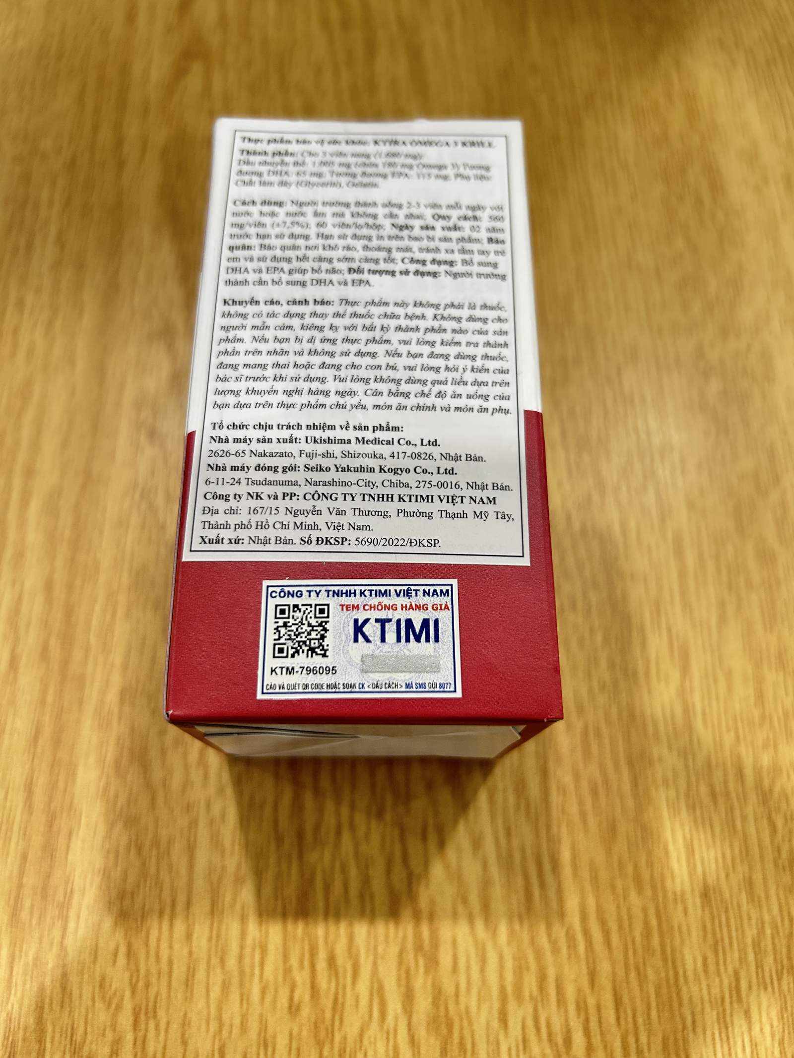 ACào lớp phủ và quét mã QR trên tem sản phẩm